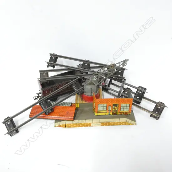 HORNBY 1 X ROLLING STOCK / CRANE & ASSORTED TRACKS & OUTER BUILDINGS